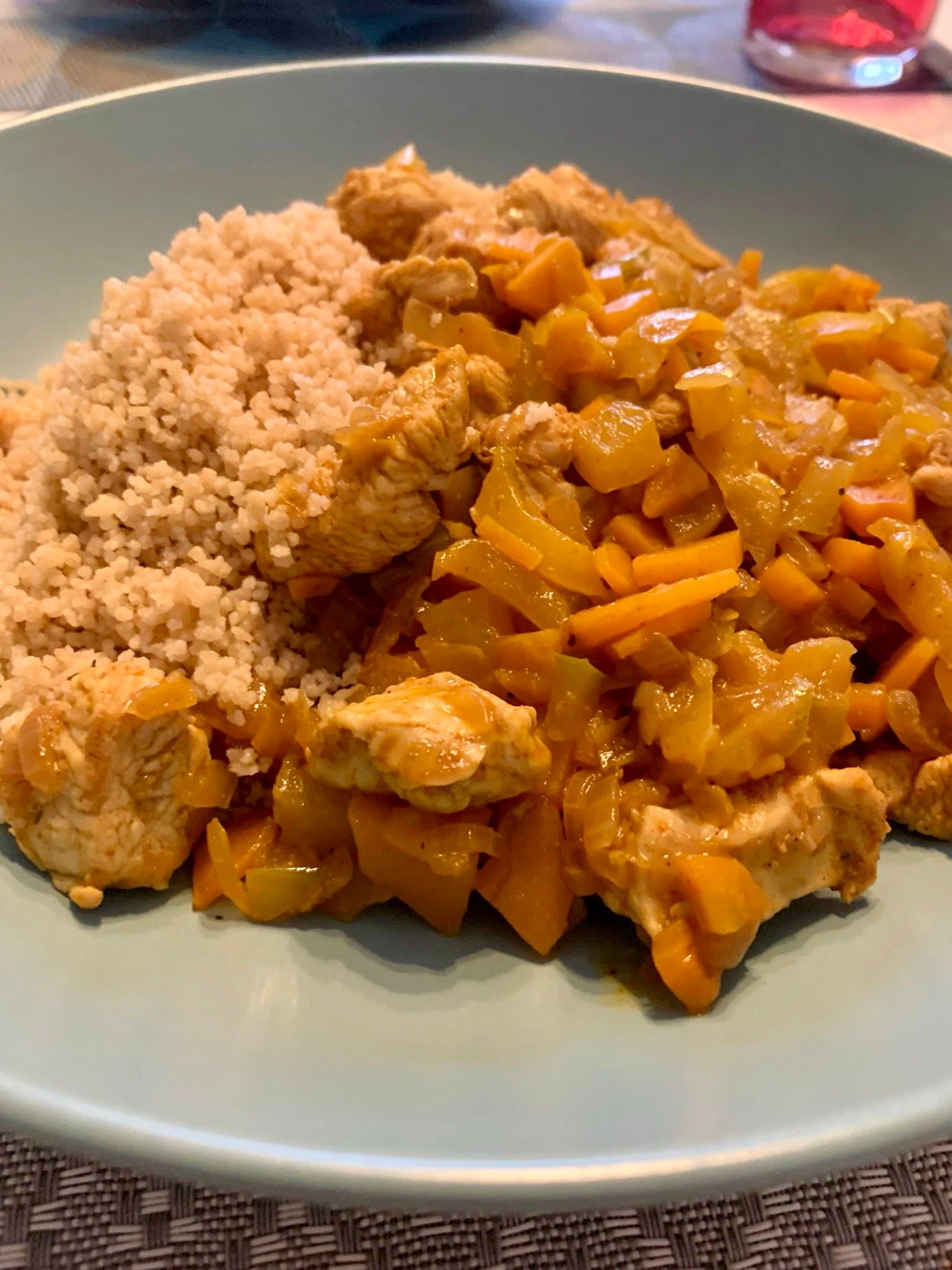 Cous cous con pollo al curry e verdure